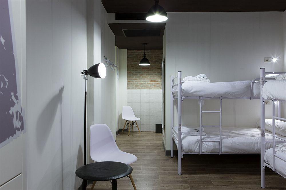 Room00 Ventura Hostel Мадрид Екстериор снимка